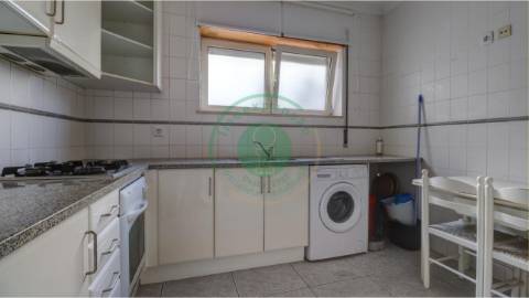 - Arrenda-se apartamento mobilado e equipado na...