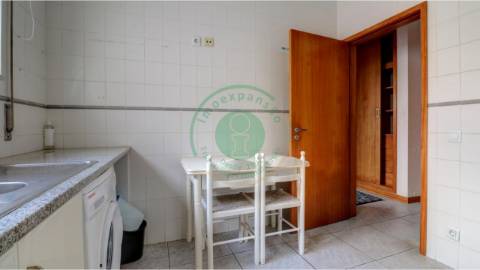 - Arrenda-se apartamento mobilado e equipado na...