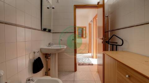 - Arrenda-se apartamento mobilado e equipado na...