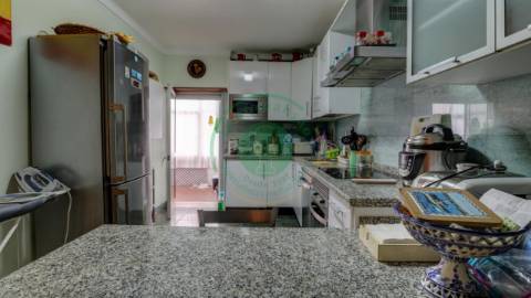 - Vende-se apartamento T3 na Figueira da Foz, no...