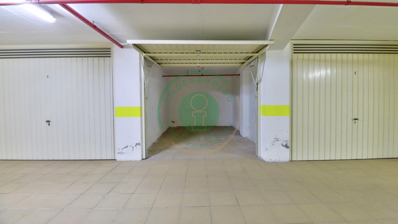 - Situada em zona central da cidade, entre a...