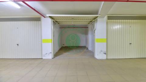 - Situada em zona central da cidade, entre a...