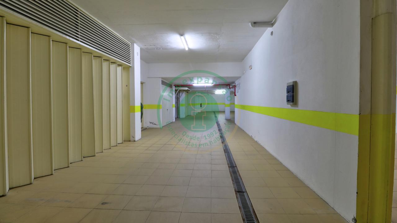 - Situada em zona central da cidade, entre a...