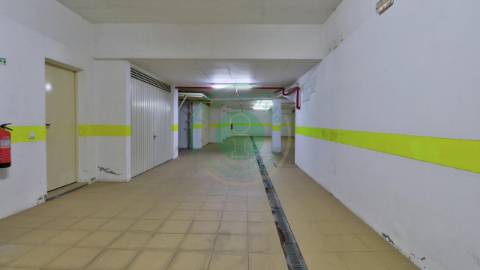 - Situada em zona central da cidade, entre a...