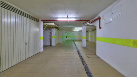 - Situada em zona central da cidade, entre a...