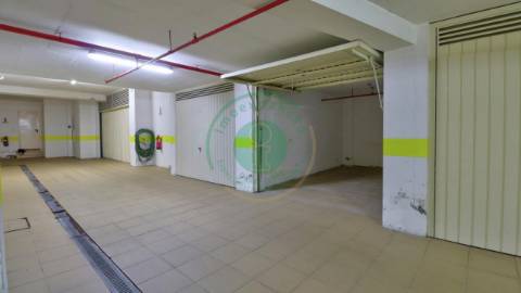 - Situada em zona central da cidade, entre a...