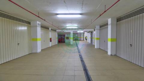 - Situada em zona central da cidade, entre a...