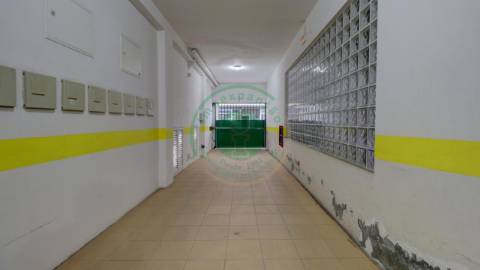 - Situada em zona central da cidade, entre a...