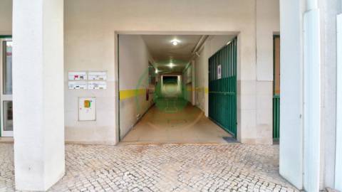 - Situada em zona central da cidade, entre a...