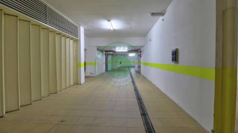 - Situada em zona central da cidade, entre a...