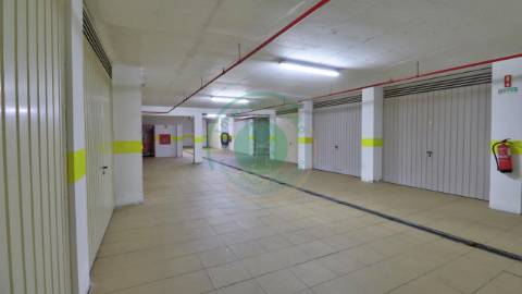 - Situada em zona central da cidade, entre a...