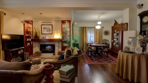 - Vende-se moradia T6 situada numa zona...