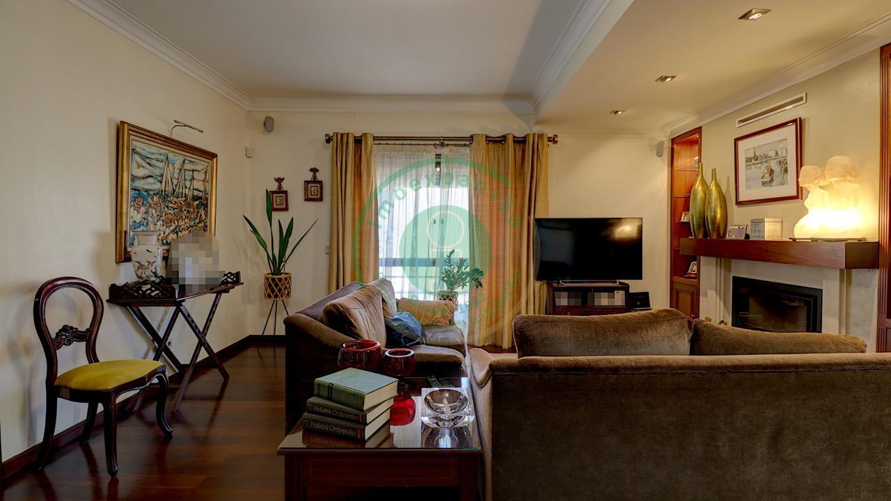 - Vende-se moradia T6 situada numa zona...