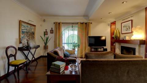 - Vende-se moradia T6 situada numa zona...