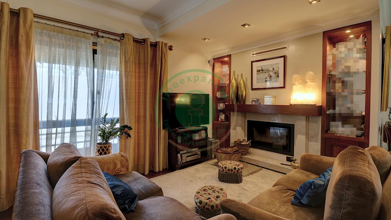 - Vende-se moradia T6 situada numa zona...