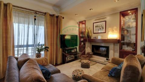 - Vende-se moradia T6 situada numa zona...