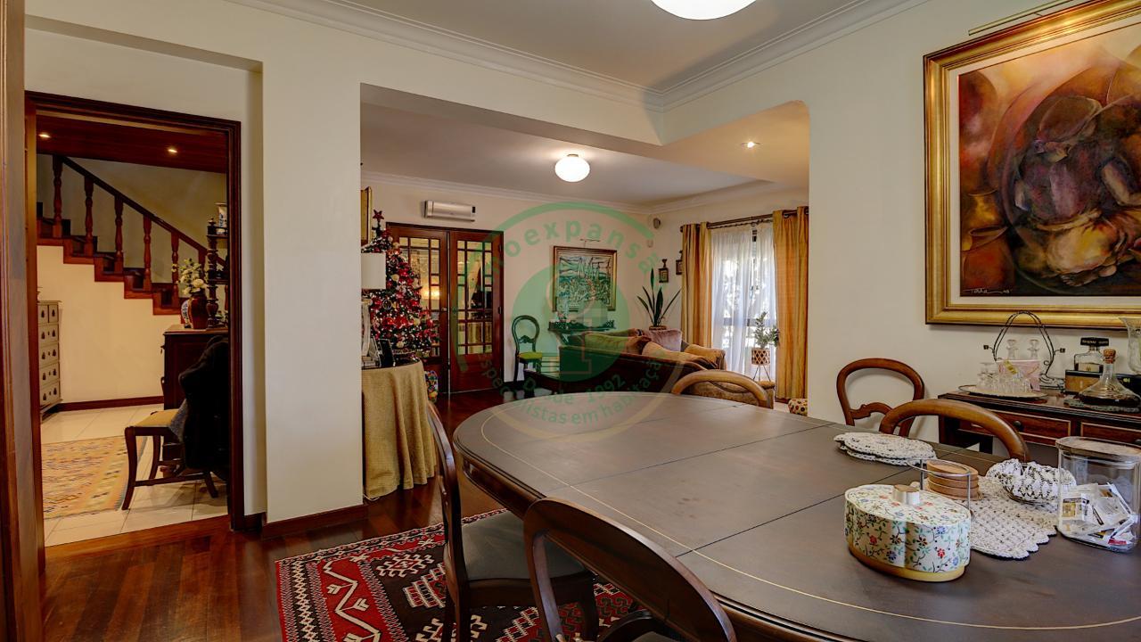 - Vende-se moradia T6 situada numa zona...