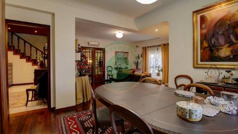 - Vende-se moradia T6 situada numa zona...