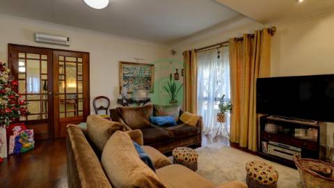 - Vende-se moradia T6 situada numa zona...