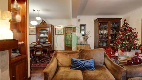 - Vende-se moradia T6 situada numa zona...