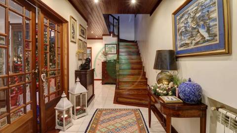 - Vende-se moradia T6 situada numa zona...