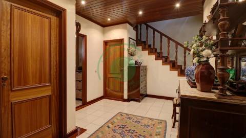 - Vende-se moradia T6 situada numa zona...