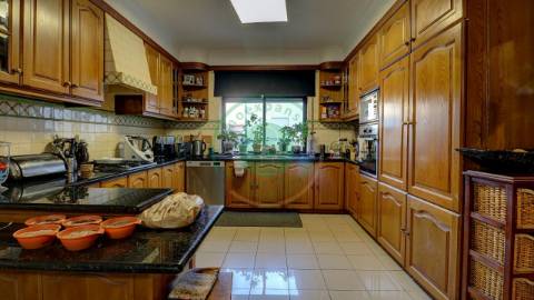 - Vende-se moradia T6 situada numa zona...