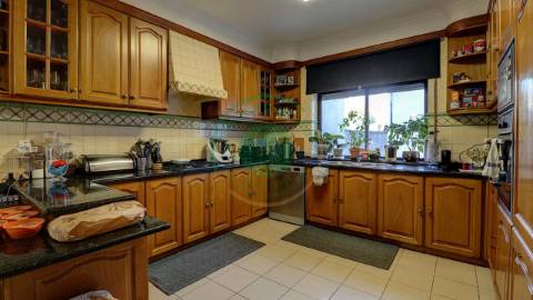 - Vende-se moradia T6 situada numa zona...