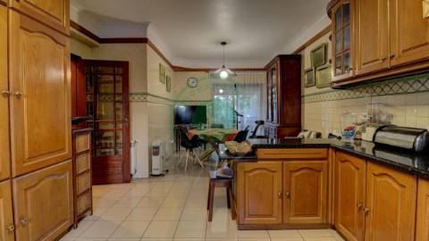 - Vende-se moradia T6 situada numa zona...