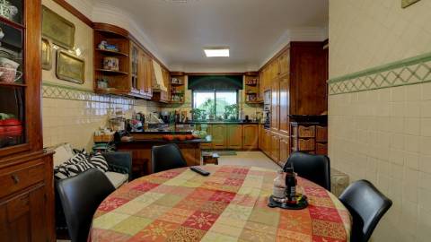 - Vende-se moradia T6 situada numa zona...