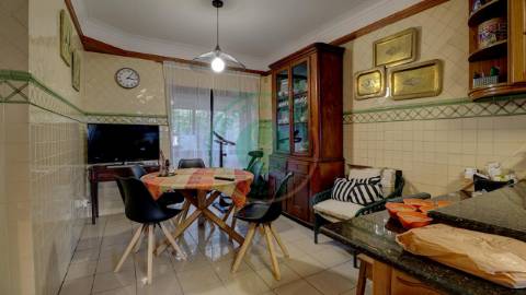 - Vende-se moradia T6 situada numa zona...