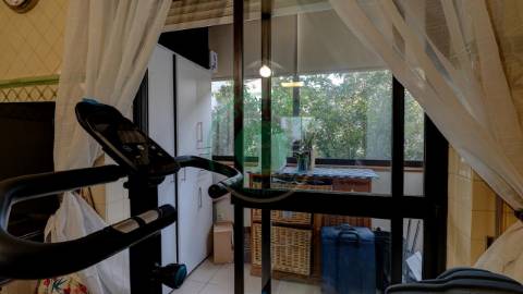 - Vende-se moradia T6 situada numa zona...