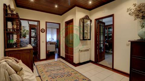 - Vende-se moradia T6 situada numa zona...