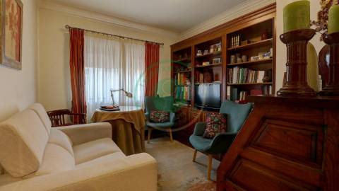 - Vende-se moradia T6 situada numa zona...