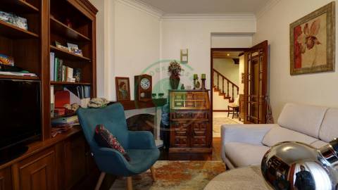 - Vende-se moradia T6 situada numa zona...