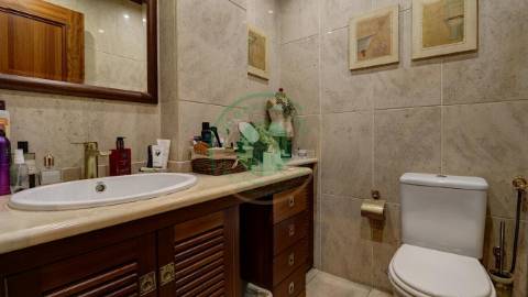 - Vende-se moradia T6 situada numa zona...