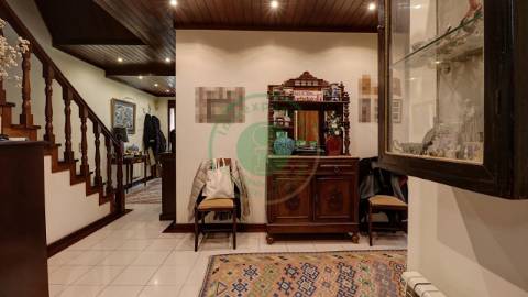 - Vende-se moradia T6 situada numa zona...