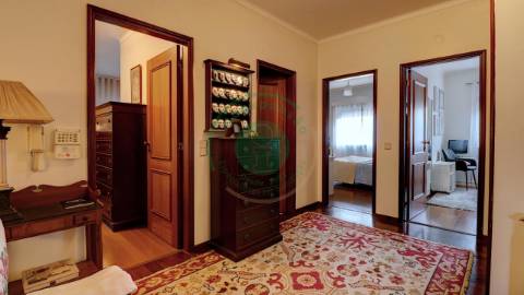 - Vende-se moradia T6 situada numa zona...