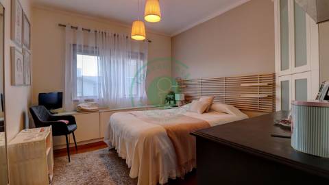 - Vende-se moradia T6 situada numa zona...