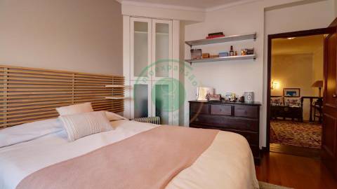 - Vende-se moradia T6 situada numa zona...