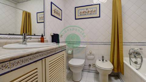 - Vende-se moradia T6 situada numa zona...