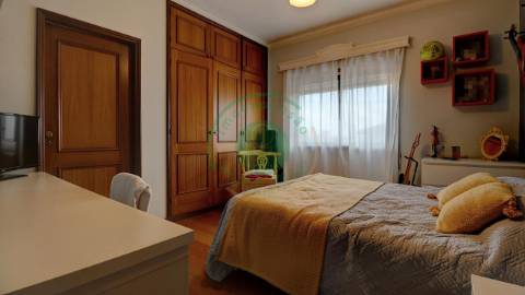 - Vende-se moradia T6 situada numa zona...