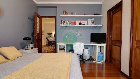 - Vende-se moradia T6 situada numa zona...