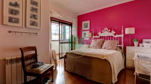 - Vende-se moradia T6 situada numa zona...