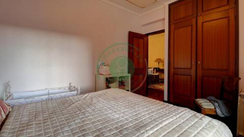 - Vende-se moradia T6 situada numa zona...