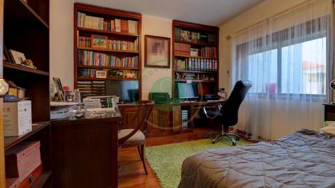 - Vende-se moradia T6 situada numa zona...