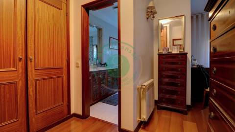 - Vende-se moradia T6 situada numa zona...