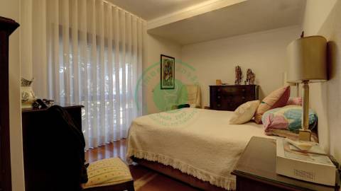 - Vende-se moradia T6 situada numa zona...