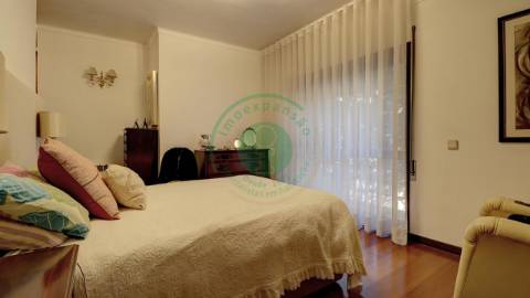 - Vende-se moradia T6 situada numa zona...