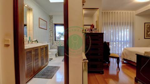 - Vende-se moradia T6 situada numa zona...